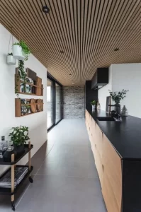 Детальный вид элегантного реечного потолка