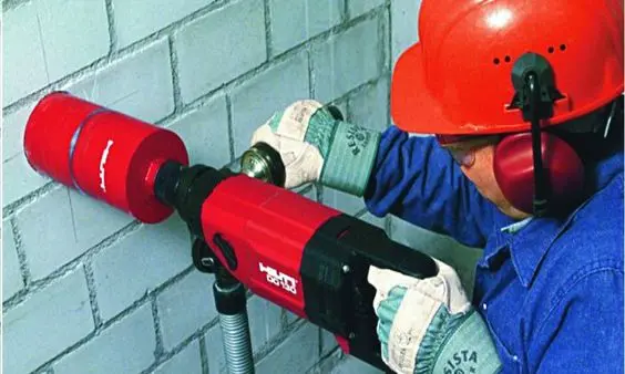 отверстие в кирпичной стене