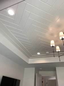 установка подвесного потолка из пластиковых панелей профессионалами