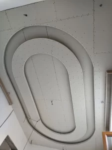 Фигурный потолок из гипсокартона, создающий элегантный акцент в гостиной