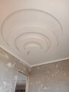 Фигурный потолок для современного освещения