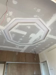 подвесной фигурный потолок, преобразует интерьер