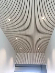 Команда Tvoyprorab устанавливает реечный потолок в офисном пространстве