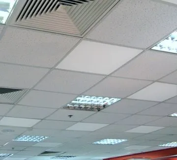 рупным планом текстура панели подвесного потолка Армстронг для офиса