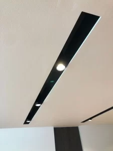 Готовый подвесной потолок из гипсокартона с прямолинейным дизайном