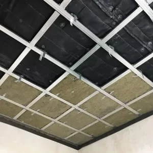 работает над звукоизоляцией потолка в жилом помещении