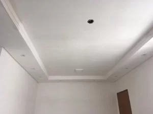 Подвесной потолок из гипсокартона с прямолинейным дизайном и встроенным освещением
