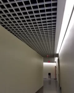 Завершение монтажа металлического потолка