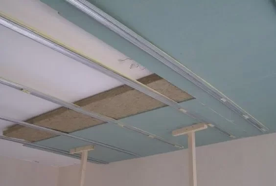 Пример утепленного потолка после профессиональной установки звукоизоляции