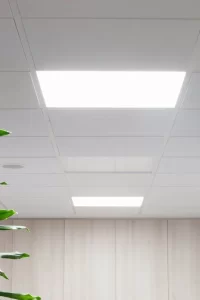 Профессиональный монтаж подвесного потолка Армстронг строительной компанией