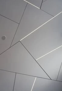 Установленный подвесной потолок из пластиковых панелей в современной гостиной