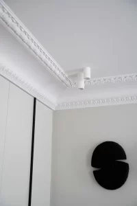 Готовый интерьер с потолочными декорами и молдингами из полиуретана