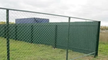 готовый забор из рабицы в уголке