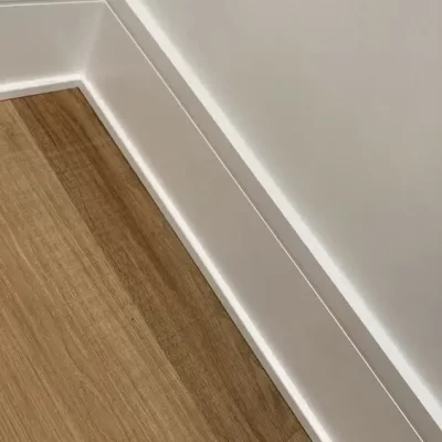 установка пластиковых плинтусмов