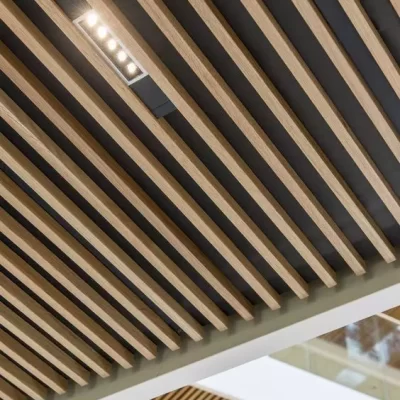 установленный реечный потолок